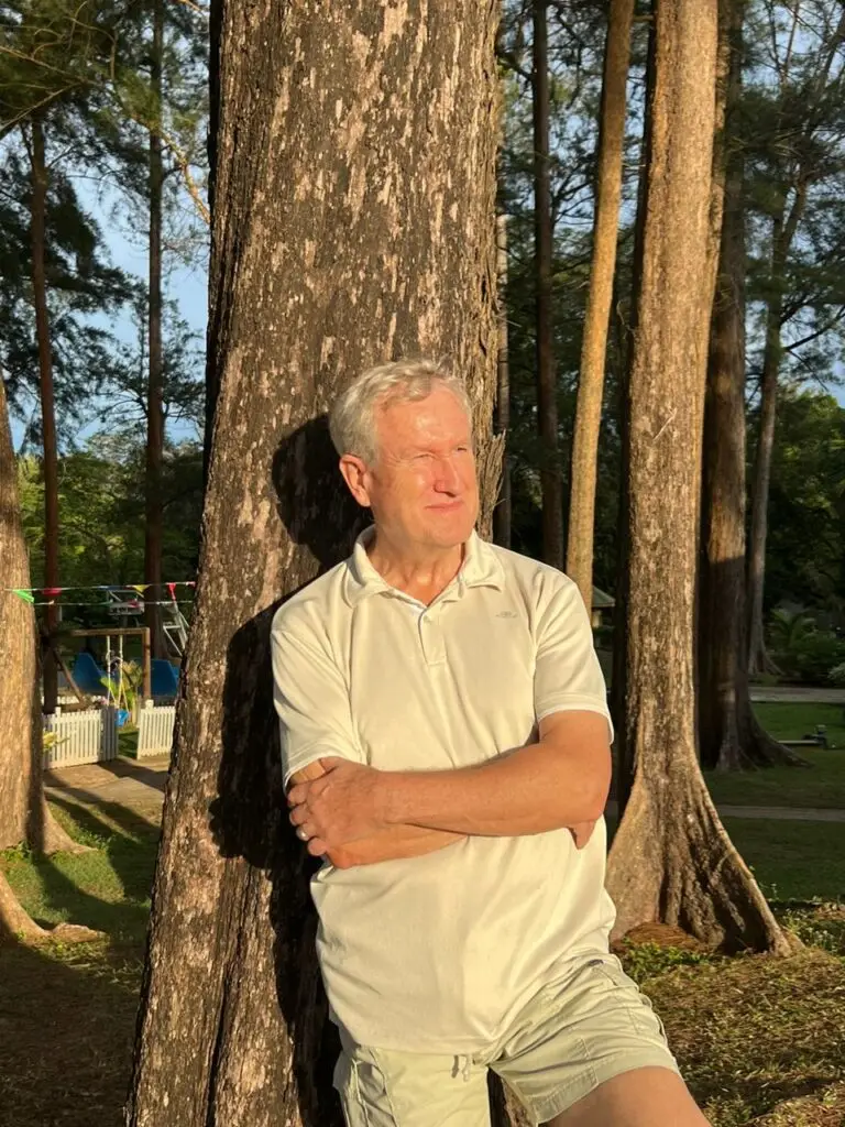 Volker Burghardt an Baum gelehnt